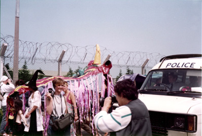 Grethe Andersen: The Dragon and the police. Greenham Common June 1983.